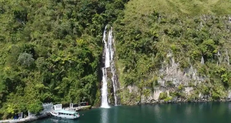 Tempat Wisata Danau dan Air Terjun Terbaru