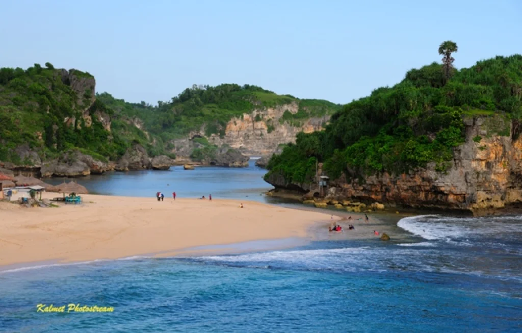 Pantai Drini On The Rock
