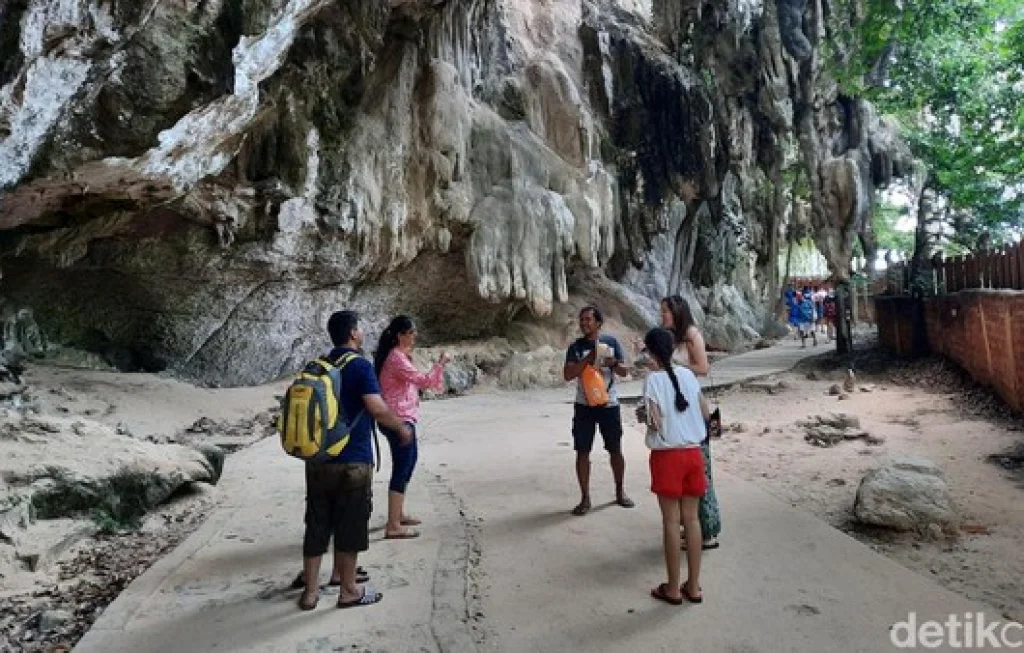 Turis China Alihkan Liburan